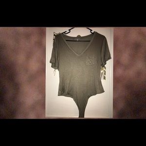 🔆XL NWT Olive Green Body suit t-shirt🔆